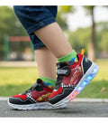 https://ik.imagekit.io/c2dr4dawp/https%3A%2F%2Fhttp2.mlstatic.com%2FD_NQ_NP_735688-MLM92052715861_092025-O-tenis-original-disney-cars-rayo-mcqueen-con-luces-para-nino.webp?tr=f-jpg